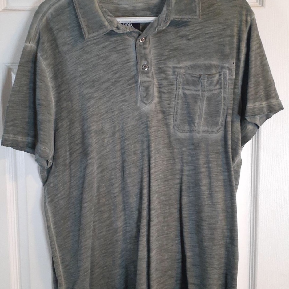 Men’s size large short sleeve collared shirt